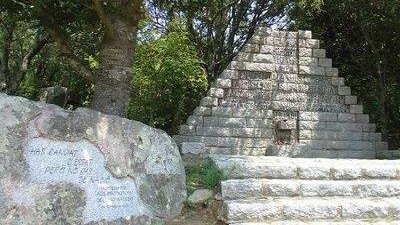 El pas acull un monument d'homenatge a Lluís Companys