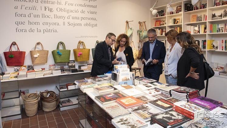 La consellera, acompanyada de l'alcaldessa, el director del MUME i altres autoritats