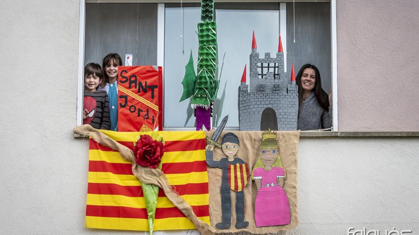 La galeria inclou prop d'un centenar de fotos