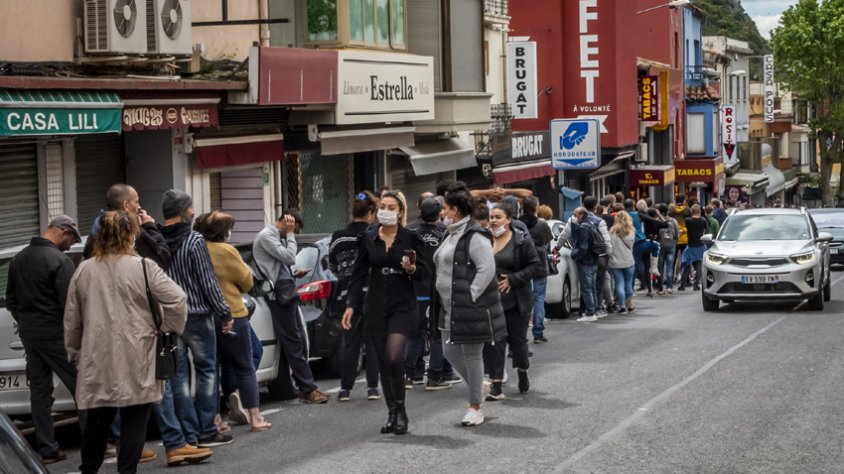 Finalment també s'ha prohibit aparcar a la banda més propera a la part espanyola perquè les cues no obstaculitzin la circulació de vehicles