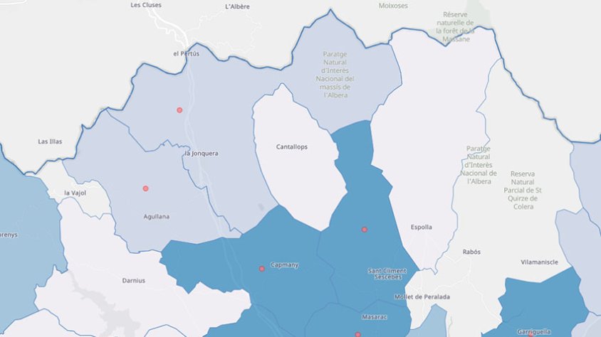 La intensitat del blau denota la densitat de casos a cada poble