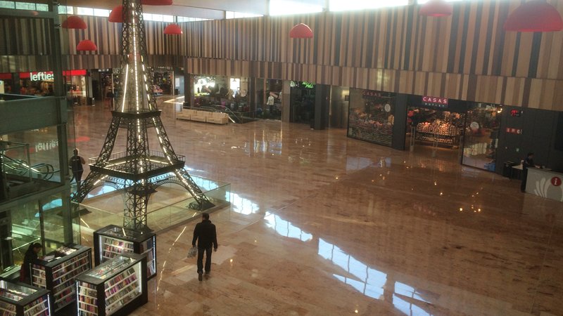 S'han instal·lat dispensadors de gel hidroalcòholic per tot el centre