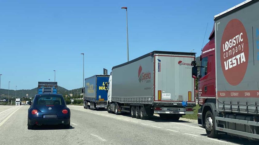 Camions estacionats a la Jonquera. Imatge d'arxiu no vinculable directament a la notícia.