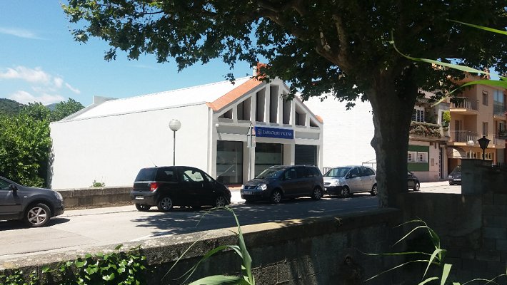 Està ubicat a l'avinguda Pau Casals