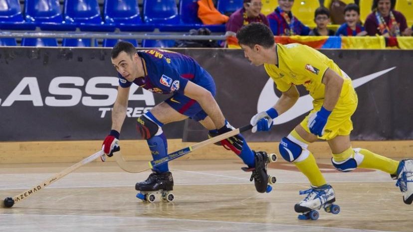 Disputant una bola de tu a tu amb el blau-grana Sergi Panadero