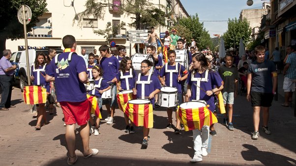 Cercavila de tambors, grallers i xanquers de l'Albera pels carrers de la Jonquera