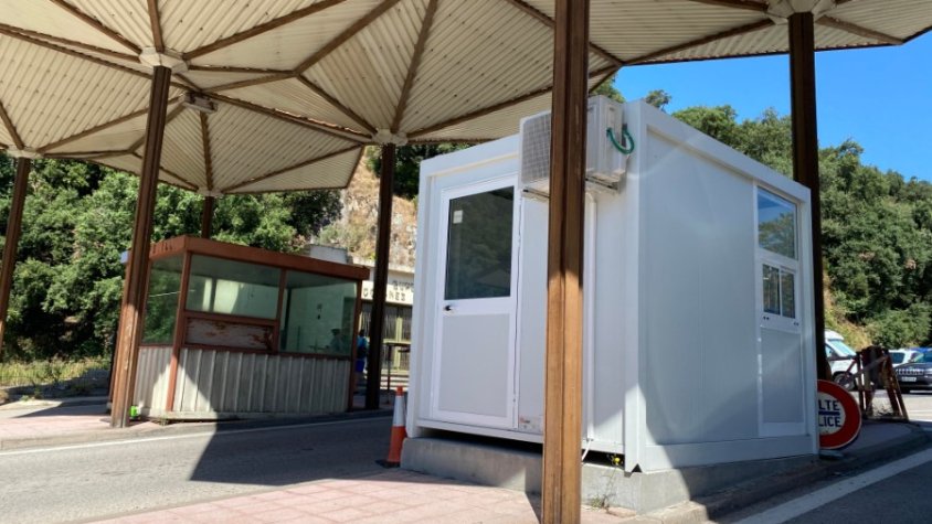 Nova cabina policial al punt fronterer del Portús
