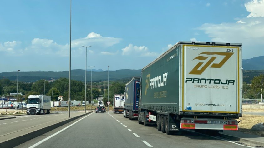 Els camions continuen aparcant al bell mig de la Gi-601. Imatge d'avui diumenge 9 d'agost.