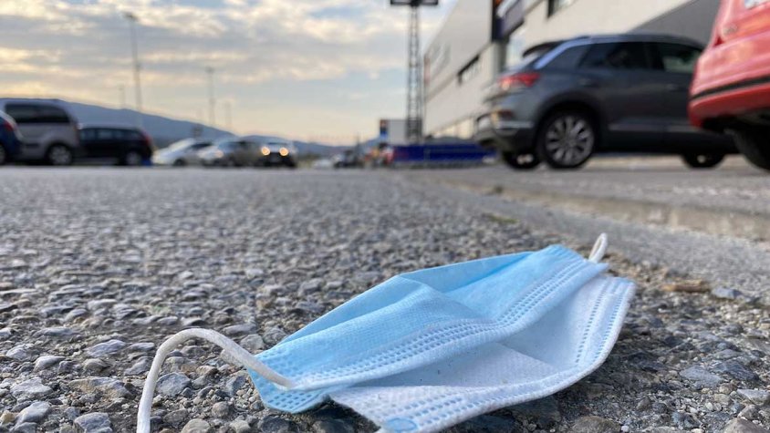 Una mascareta en un carrer de la Jonquera