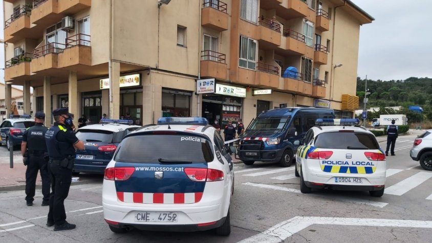 Un operatiu de seguretat liderat per Mossos i Locals ha actuat a l'entorn Bar Fleca La Cantonada