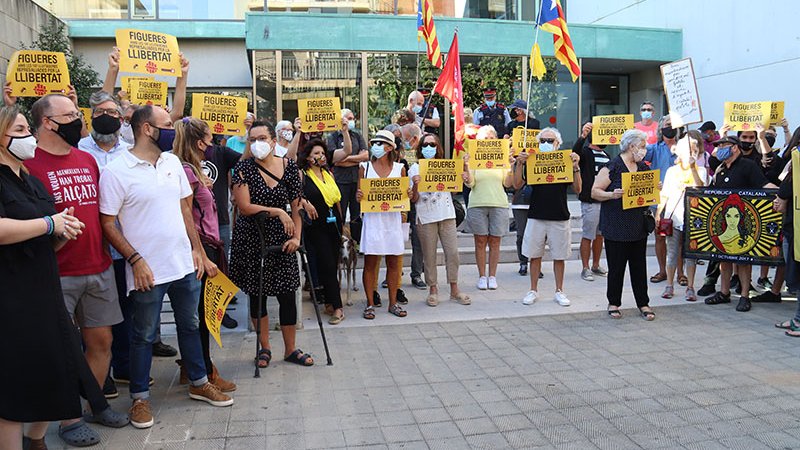 Unes 200 persones els van donar suport a davant dels jutjats