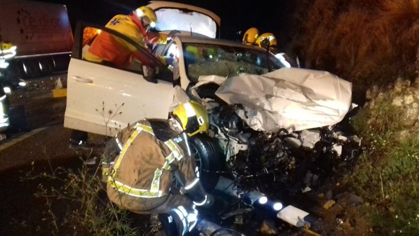 Un camió i un cotxe han xocat frontalment