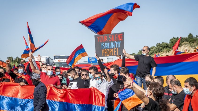 Una manifestació contra la guerra d'Armènia provoca retencions quilomètriques a la Jonquera, i avui us ho mostrem en imatges