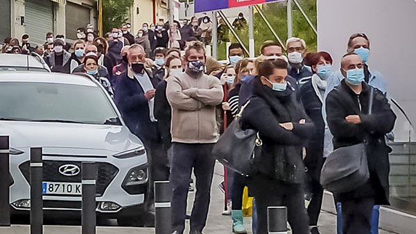 Ahir els clients francesos van aprofitar per fer les últimes compres en un mes