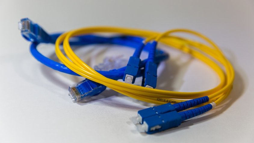 Entre altres capacitats, la fibra òptica multiplica la velocitat de l'Internet