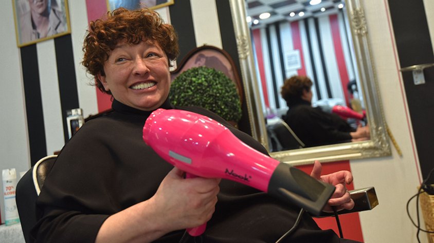 Vera, a la seva perruqueria