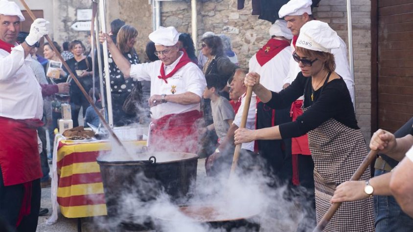 La trobada va acollir colles d'arreu de Catalunya i va omplir els carrers del municipi