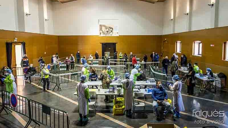 Es van generar diverses cues a fora de la Societat