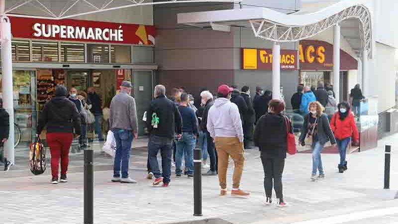 Estancs i supermercats es van tornar a omplir ahir