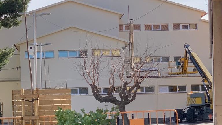 L'escola, vista des de la nova plaça Sangtraït