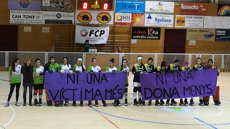 Abans del seu partit, les fèmines van llegir un manifest contra la violència de gènere