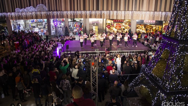 L'acte d'encesa de l'enllumenat va comptar amb la participació del grup de dansa urbana figuerenc Dance Me