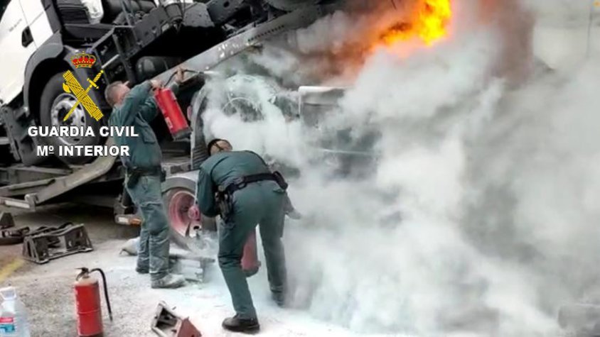 Les flames van afectar els pneumàtics i un dels camions que transportava el tràiler