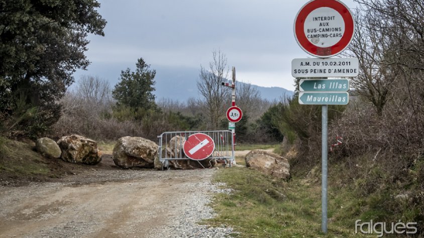 El pas està barrat amb tanques i pedres de grans dimensions