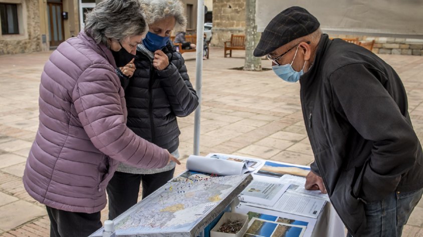 Desenes de veïns van passar per la plaça