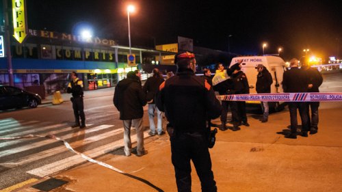 Avinguda Euskadi del polígon Mas Morató la nit del 23 de desembre. Un cordó policial impedia l’accés al “Paradise” (J. Ribas)