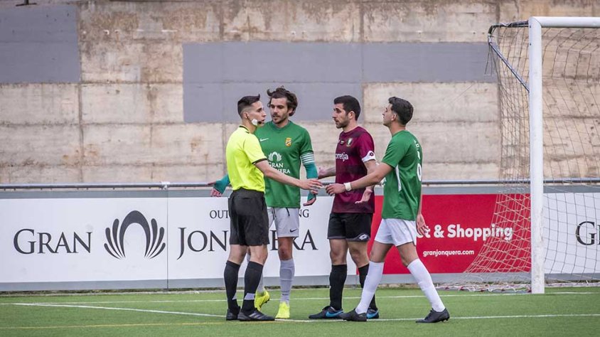 Una imatge del partit enytre la UE La Jonquera i el Vc Riuprimer