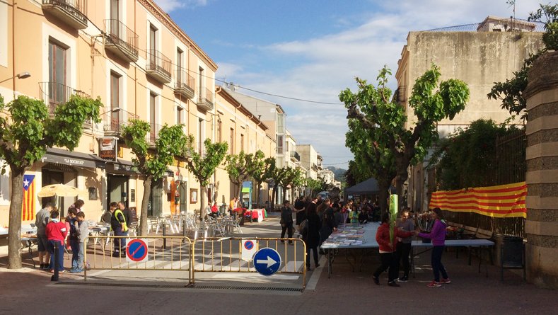 Parad de llibres i roses per la diada de Sant Jordi a la Jonquera