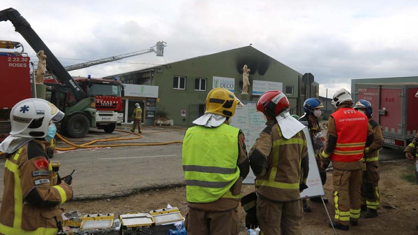 Treballadors i bombers van evitar que el foc es propagués a una nau annexa on hi havia material inflamable