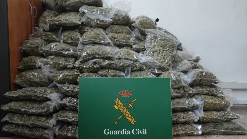 Comissen 179 kg de marihuana oculta entre la càrrega d'un camió a la Jonquera