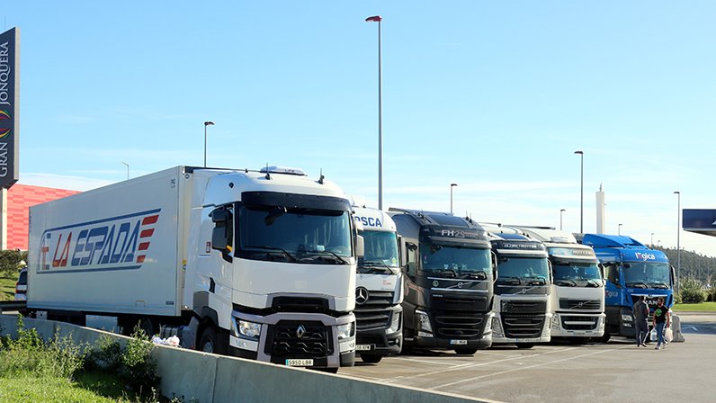 Camions aparcats a la Jonquera. Imatge d'arxiu.