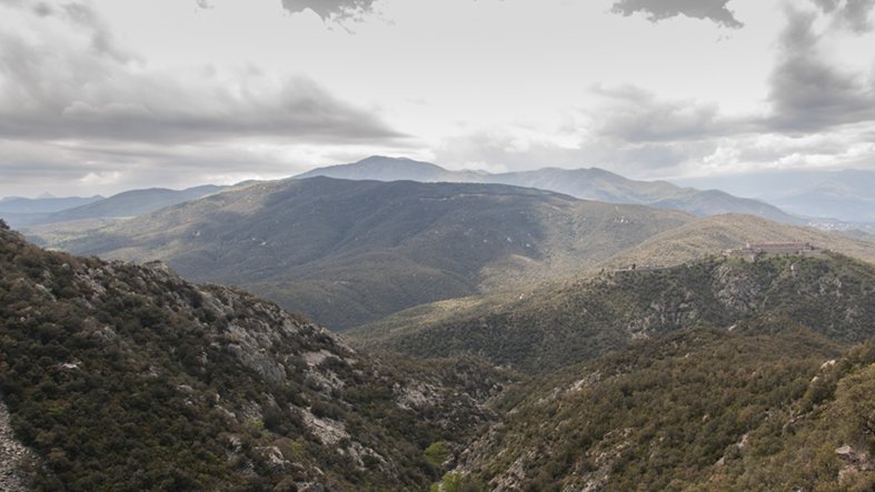 A primer terme la vall del Llobregat d'Empordà i Salt del Fitó i al fons la Muntanya de Sant Julià dels Torts