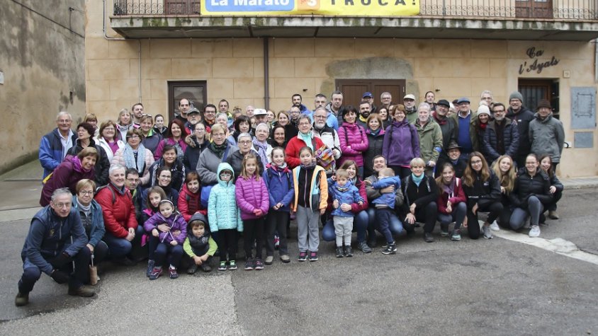Foto de família dels participants a la caminada per La Marató