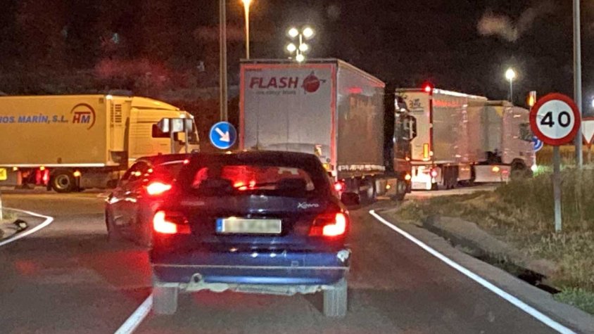 Entrant a la rotonda de Can Quartos des dela carretera d'Agullana una nit qualsevol