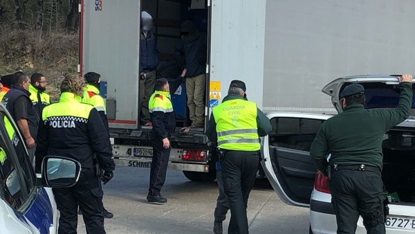 La descoberta de diversos immigrants, en una imatge d'arxiu