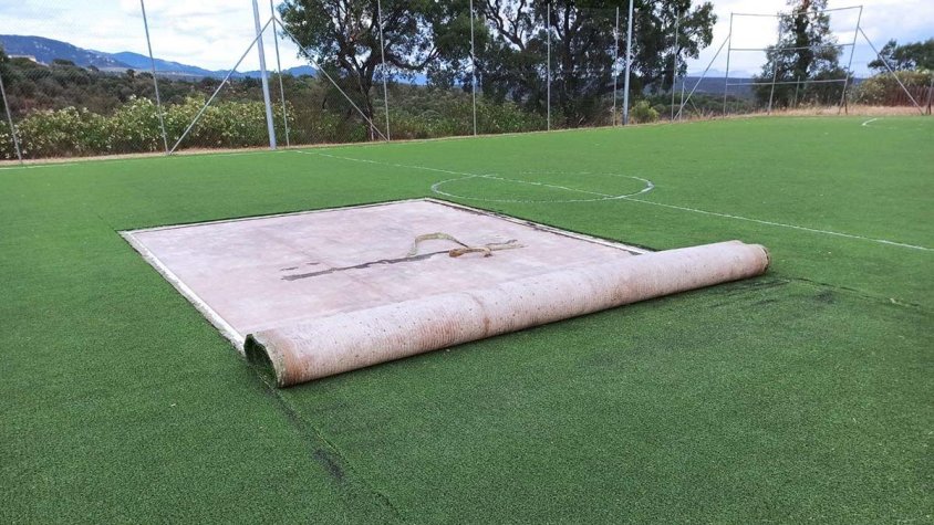 Intenten robar la gespa del camp de futbol d'Agullana