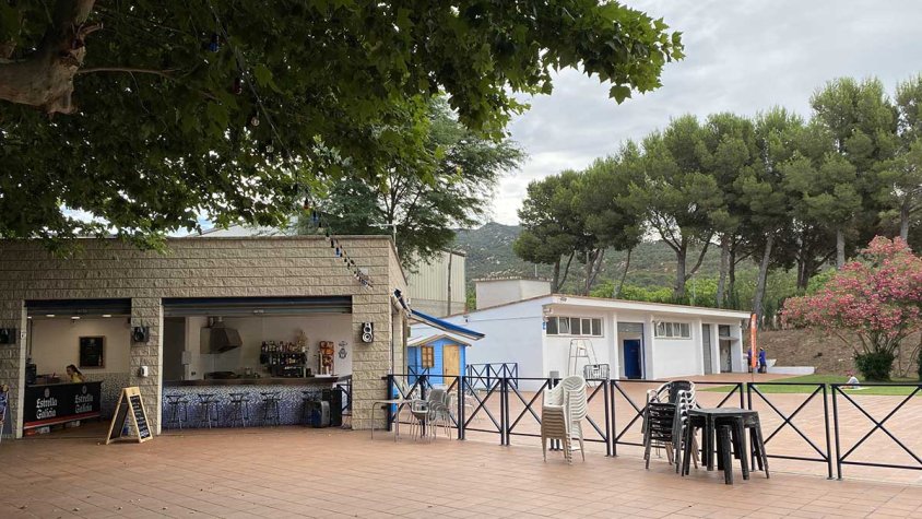 Bar i terrassa de la piscina municipal de la Jonquera