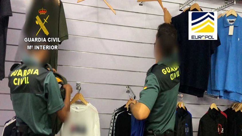 Dos agents de la Guàrdia Civil intervenint un establiment de la Jonquera on es venia roba falsificada dimecres passat