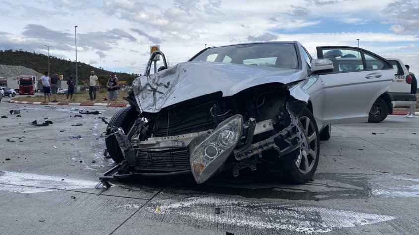 Així va quedar el vehicle turisme francès que va col·lidir amb el camió de transports