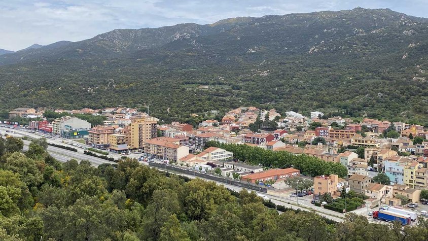 Segons una reconeguda Guia de Viatges, La Jonquera  és una "Típica localidad de aire fronterizo y sin interés aparente''