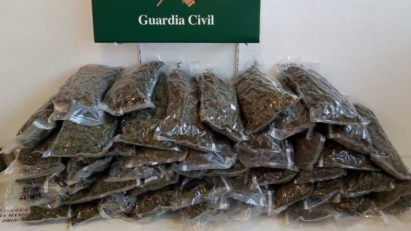 Comissen 21,7 kg de marihuana amagada en tres maletes al maleter d'un cotxe a la Jonquera
