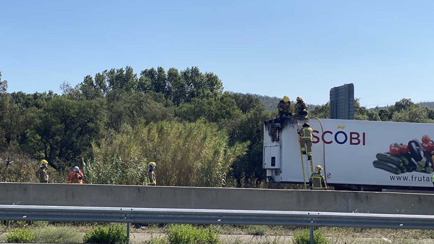 Video. Camió frigo incendiat aquest mați a l'AP7
