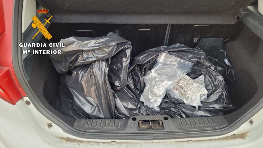 Comissen 4,5 kg de marihuana amagada a la roda de recanvi d'un cotxe a la Jonquera