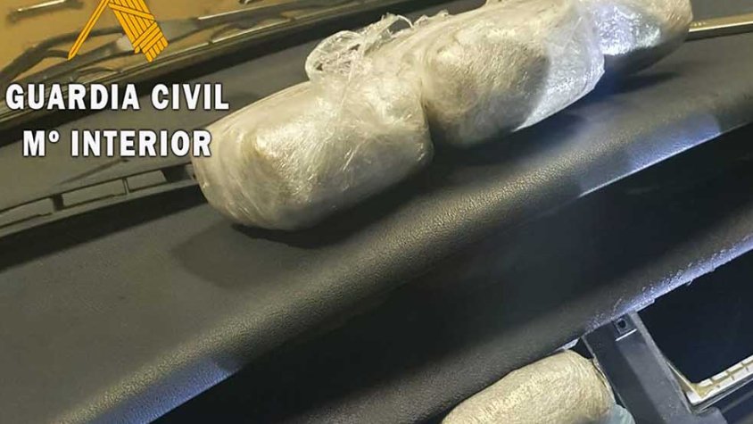 Intentava amagar 2 kg d'haixix i 2 kg de marihuana amagats a l'aire condicionat del cotxe
