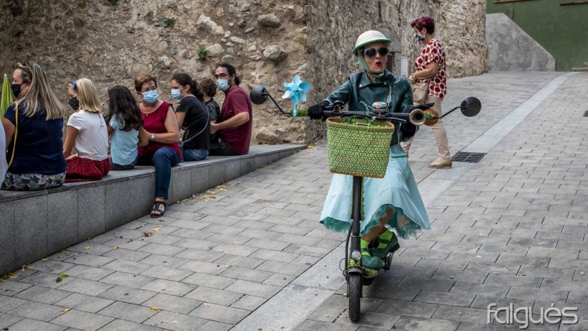 Madamme Roulotte a la plaça durant l'espectacle infantil