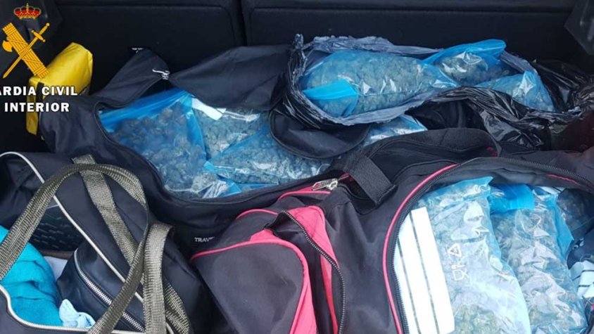 Detenen dos homes a la Jonquera que duien 13 kg de marihuana amagats en bosses al maleter d'un cotxe de lloguer